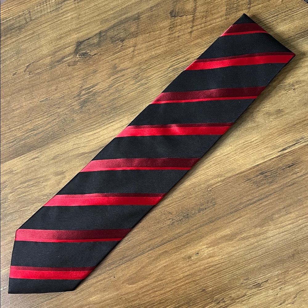 Hugo Boss 100% Silk Tie Black Red Stripe Made in Italy Luxury